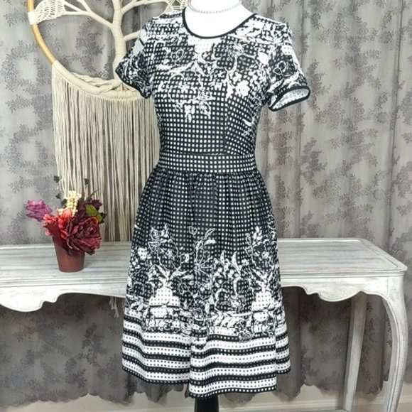 Gabby Skye floral laser cut fit and flare dress - Picture 1 of 13